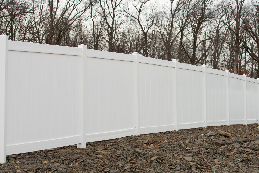 Wood vs. Vinyl Fences: Which Material is Right for Your Sanford, FL Home?